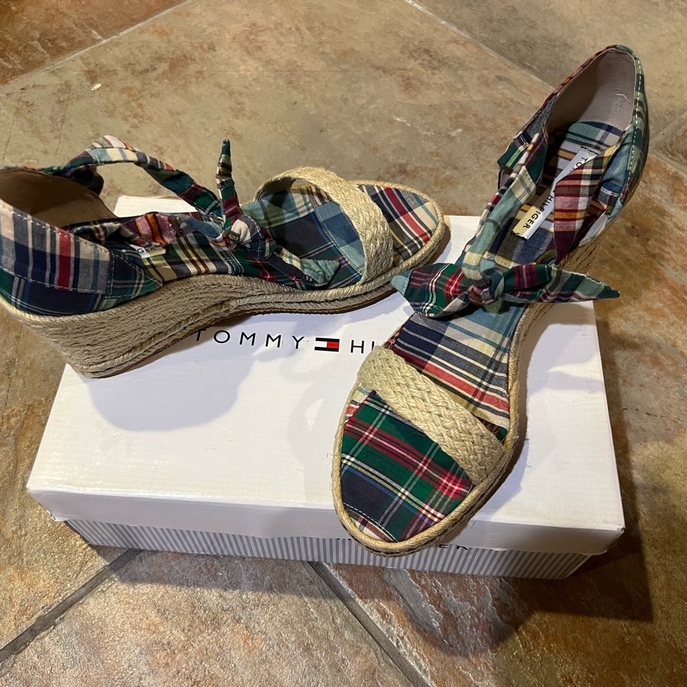 BNIB TOMMY HILFIGER CONSTANCE NATURAL /PLAID WEDGE SANDALS size 10